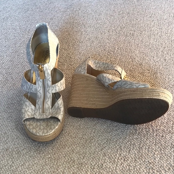 Ladies Michael Kors shoes. Size 10. - Picture 2 of 2